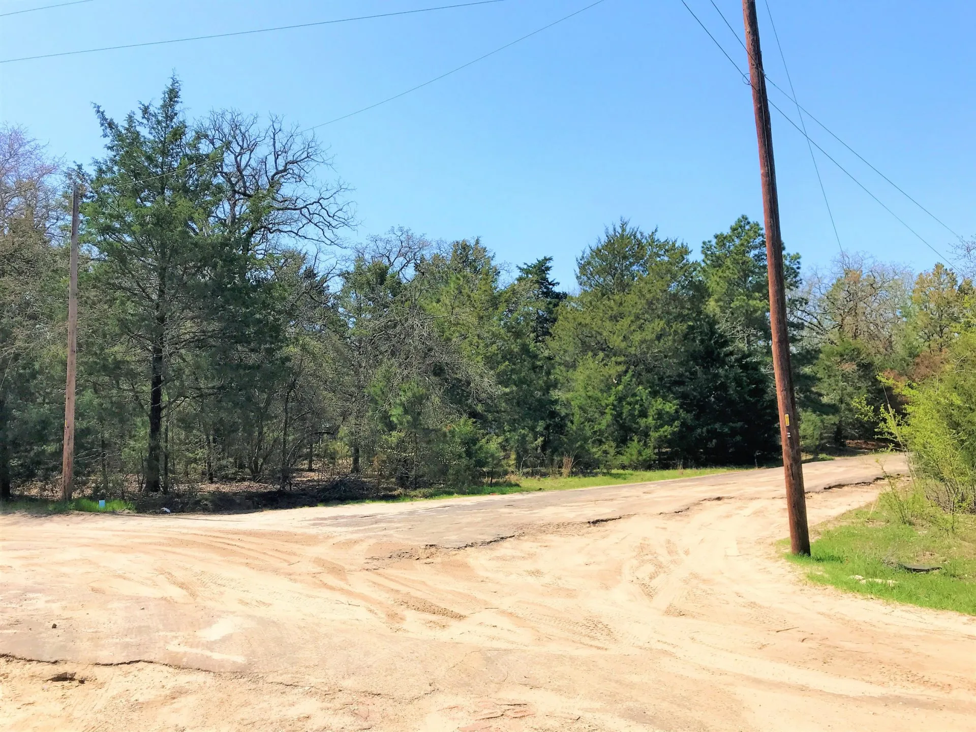 0.22 acres UNRESTRICTED Land by Lake with Electric, Water, Low Tax near Tyler TX